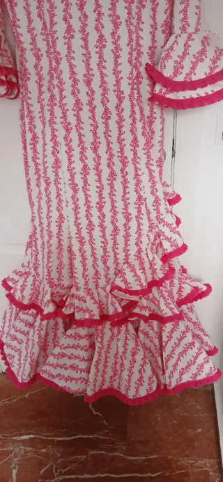 Traje de flamenca rosa y blanco de piqué