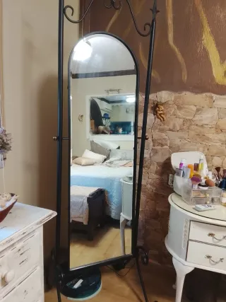 Espejo de pie con marco metálico