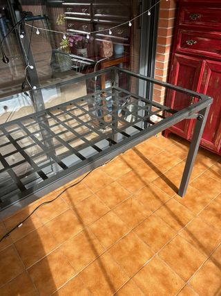 Mesa de cristal y metal negra.