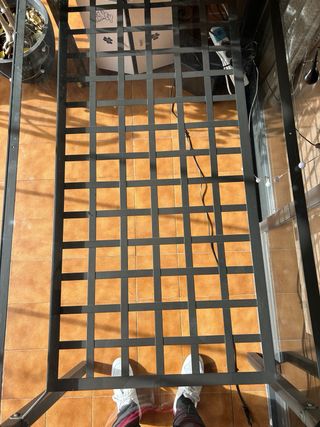 Mesa de cristal y metal negra.