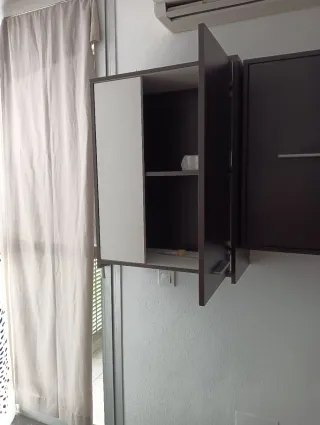 Mueble modular marrón y blanco