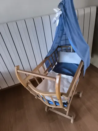 Moisés antiguo de madera para muñecas