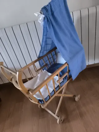 Moisés antiguo de madera para muñecas