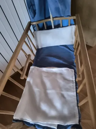 Moisés antiguo de madera para muñecas