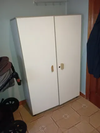 Armario blanco de madera