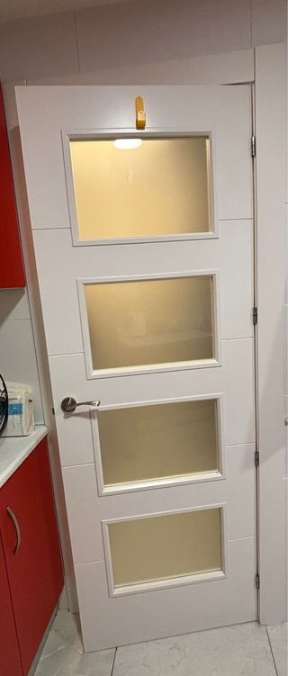 Puerta blanca con cristales