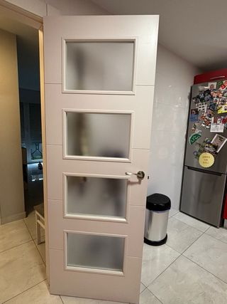 Puerta blanca con cristales