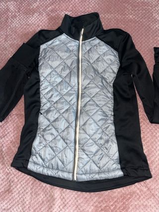 Chaqueta acolchada negra y plateada