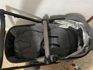 Carro de bebé gris y negro 3 en 1