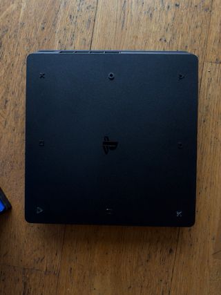 PS4 Slim 1TB + 13 juegos – Como nueva