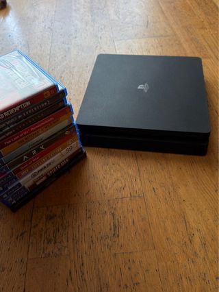 PS4 Slim 1TB + 13 juegos – Como nueva