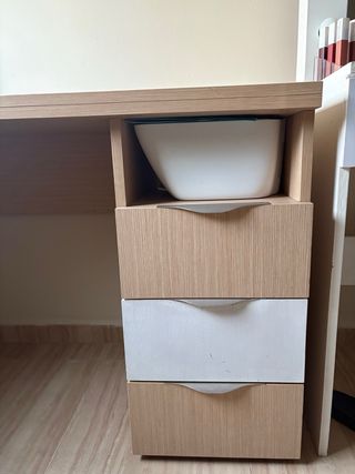 Escritorio madera y blanco