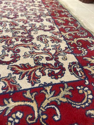 Alfombra decorativa beige y roja