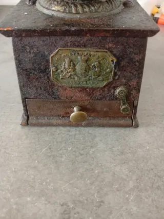 Molinillo de café de hierro y latón