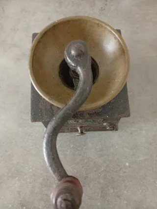 Molinillo de café de hierro y latón