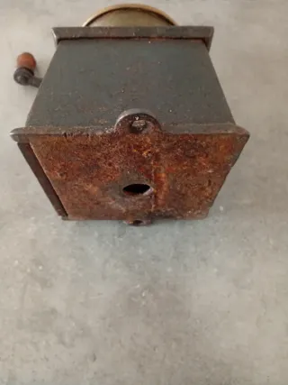 Molinillo de café de hierro y latón