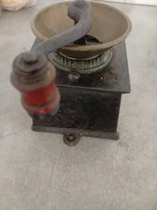 Molinillo de café de hierro y latón