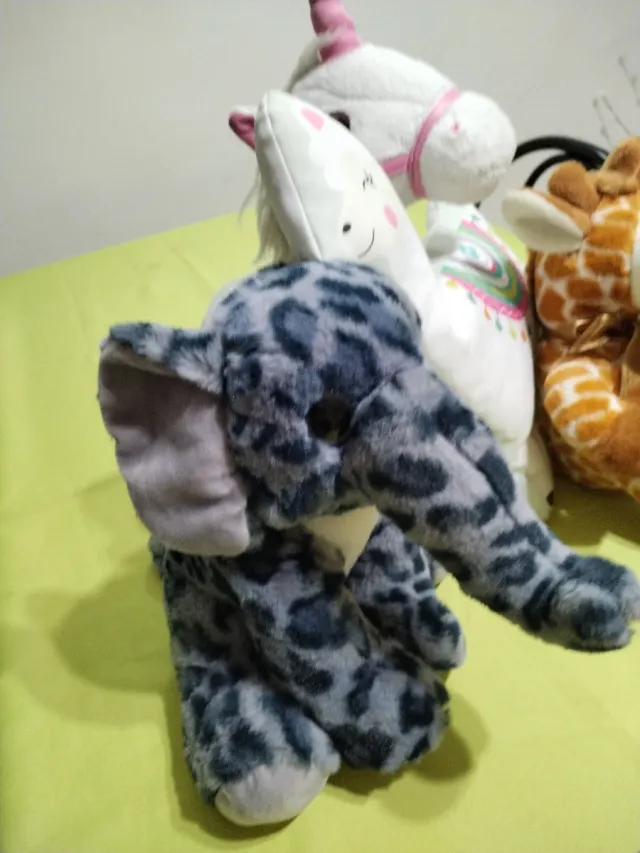 Lote de 4 peluches: jirafa, unicornio, llama y leo