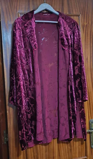 Vestido y blusón terciopelo granate floreado