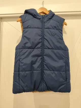 Chaleco reversible azul/marrón con capucha