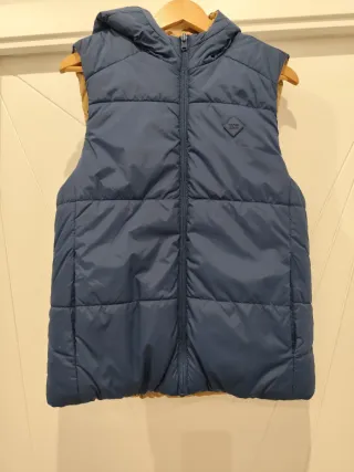 Chaleco reversible azul/marrón con capucha