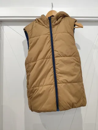 Chaleco reversible azul/marrón con capucha