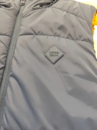 Chaleco reversible azul/marrón con capucha