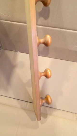 Perchero de madera con 5 pomos