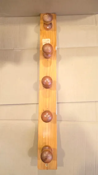 Perchero de madera con 5 pomos
