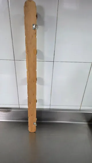 Perchero de madera con 5 pomos