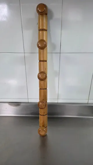 Perchero de madera con 5 pomos