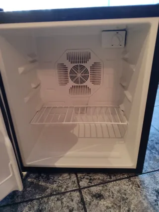 Mini nevera eléctrica gris y negra