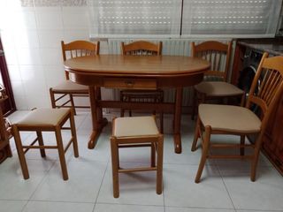 Mesa,4 sillas y dos taburetes de madera