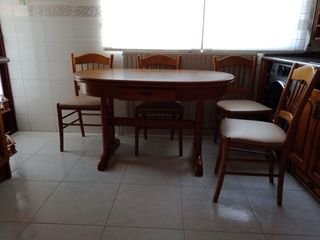 Mesa,4 sillas y dos taburetes de madera