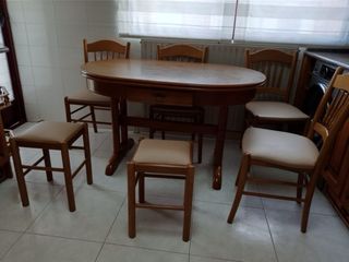 Mesa,4 sillas y dos taburetes de madera