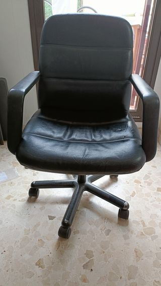 Silla de oficina negra con ruedas