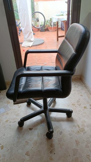 Silla de oficina negra con ruedas