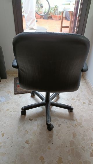 Silla de oficina negra con ruedas
