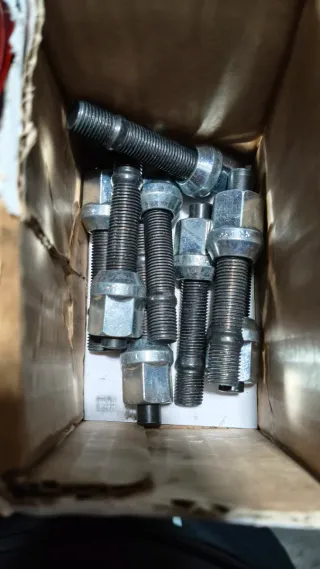 Espárragos y tuercas cónicas