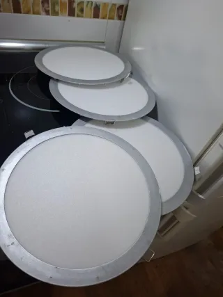 Luces LED redondas plateadas y blancas