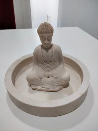 Buda con plato decorativo