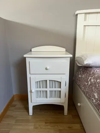 Cama individual blanca con cabecero y mesilla