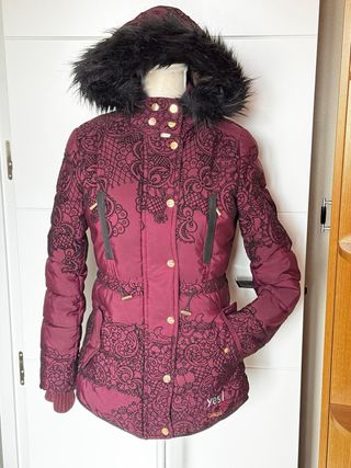 Abrigo acolchado Desigual con estampado floral