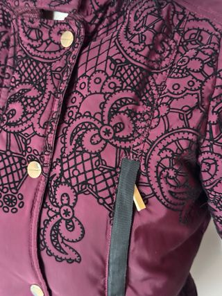 Abrigo acolchado Desigual con estampado floral