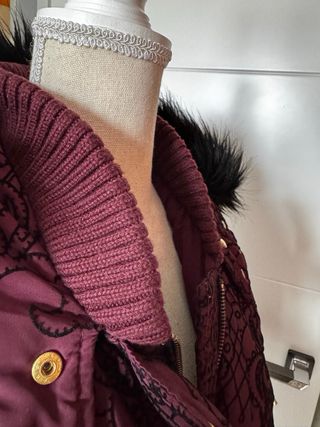 Abrigo acolchado Desigual con estampado floral