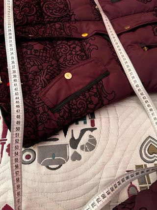 Abrigo acolchado Desigual con estampado floral