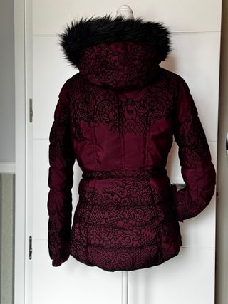 Abrigo acolchado Desigual con estampado floral