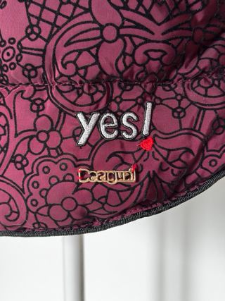 Abrigo acolchado Desigual con estampado floral