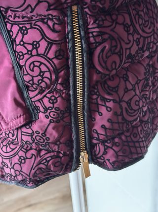 Abrigo acolchado Desigual con estampado floral