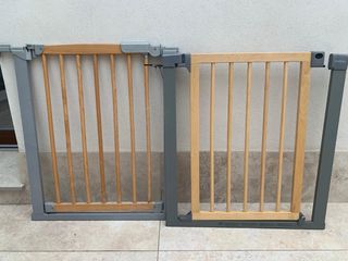 Barrera de seguridad Lindam madera y metal.